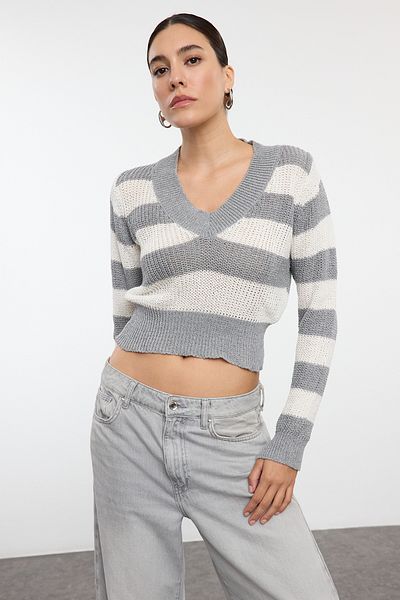 Trendyol Collection Pruhovaný šedý pletený svetr s výstřihem do V – Crop, Twoaw25kz00347