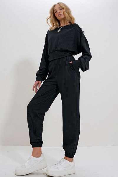 Trend Alaçatı Stili Schwarzes Crop-Top und Jogginghosen-Set – U-Boot-Ausschnitt und Knopfdetail ALC-X12489