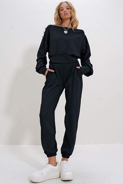 Trend Alaçatı Stili Schwarzes Crop-Top und Jogginghosen-Set – U-Boot-Ausschnitt und Knopfdetail ALC-X12489