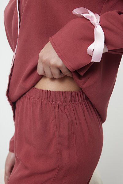 Trendyol Collection Viskózový pyžamový set - tmavá růže, stuha a detail mašle Thmaw25Pt00068
