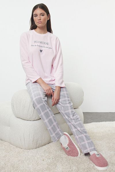 Trendyol Collection Puderkaro-Fleece-Pyjama-Set mit Slogan und Herzen – THMAW25PT00124