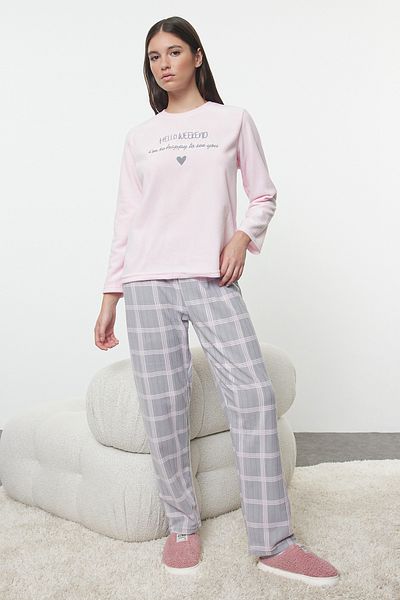 Trendyol Collection Puderkaro-Fleece-Pyjama-Set mit Slogan und Herzen – THMAW25PT00124