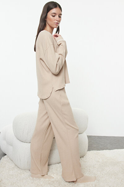 Trendyol Collection Šňůrová béžová pletená pyžamová souprava - s detailem paspulky Thmaw25pt00056