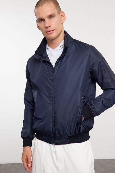 Trendyol Collection Marineblaue, reguläre Passform, saisonale Jacke, Windjacke TMNAW25MO00027