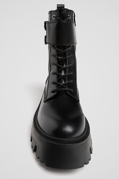 Stradivarius Bağcıklı düz bilekte bot