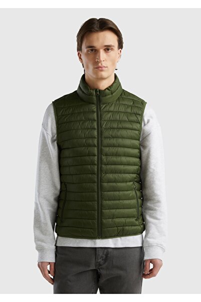 United Colors of Benetton سترة منتفخة مبطنة باللون الأخضر الداكن للرجال