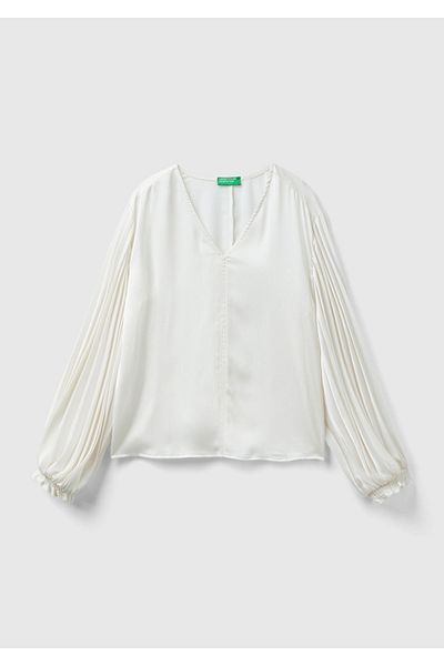 United Colors of Benetton بلوزة كريمية برقبة على شكل حرف V - نسائية، بأكمام مفصلة