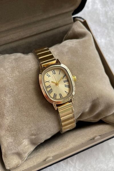 Leerybee Minimalist Elegance: Gold Color Elegant Women's Wristwatch