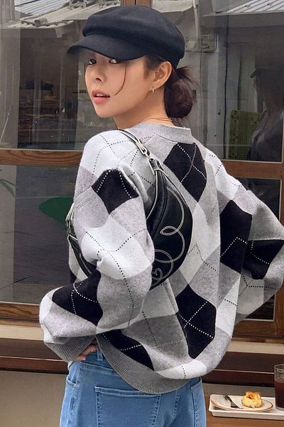 Know Šedý diamantový vzor - Cardigan s vypnutým ramenem a zapínáním na knoflíky