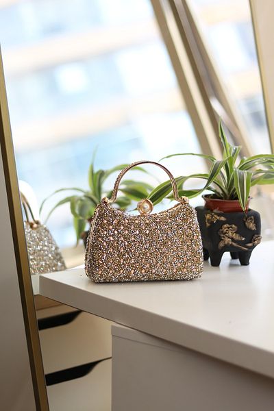 Moom Bag حقيبة سهرة نسائية باللون الذهبي - مرصعة بأحجار اللؤلؤ وتفاصيل المقبض