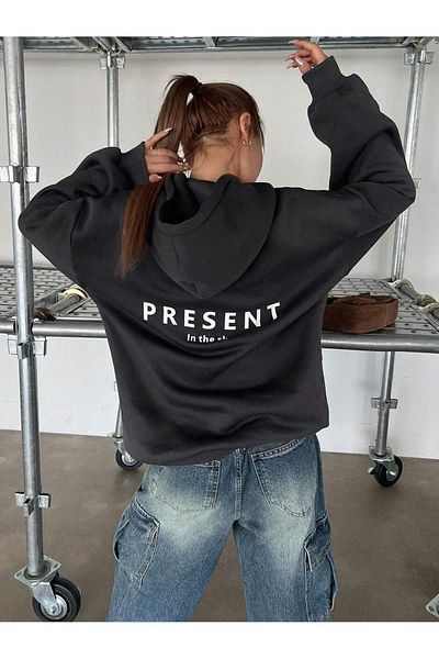 Trendseninle Дамски черен суитшърт с качулка и щампа „Подаръци“