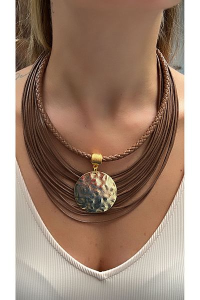 Kutcha Accessories قلادة أنيقة وحديثة من الجلد البني - مجوهرات عصرية