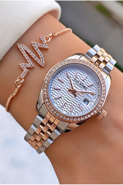 Tom Jones ساعة يد نسائية بسوار فولاذي فضي اللون من ماركة روز - لا تتلاشى