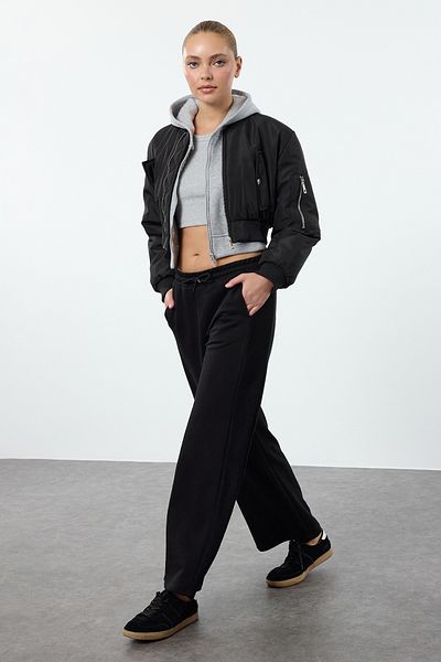 Trendyol Collection Μαύρο παντελόνι φόρμας με φαρδιά πόδια και λεπτομέρειες από ρίγα, ψηλόμεσο, TWOAW25EA00024.