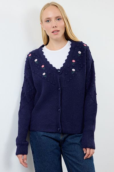 Trendyol Collection Sötétkék hímzett puha kötött kardigán - széles szabású TWOAW25HI00317