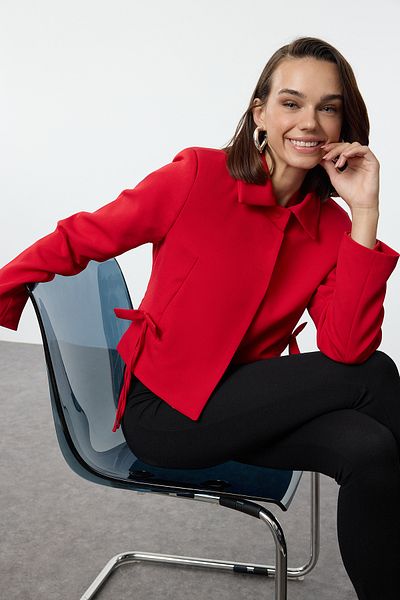 Trendyol Collection Czerwona marynarka z kołnierzykiem z kokardą/wstążką, z krótkim rękawem i tkanym kołnierzykiem Twoaw25Bc00018