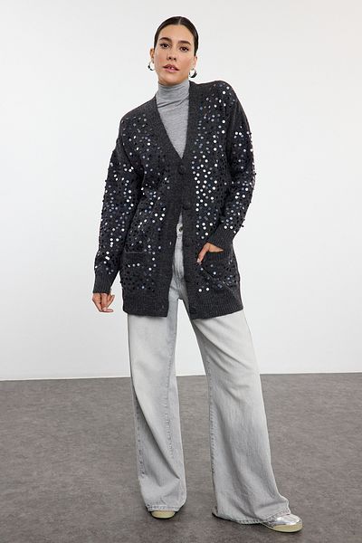Trendyol Collection Mit Pailletten bestickte Strickjacke in Anthrazit - TWOAW25HI00154