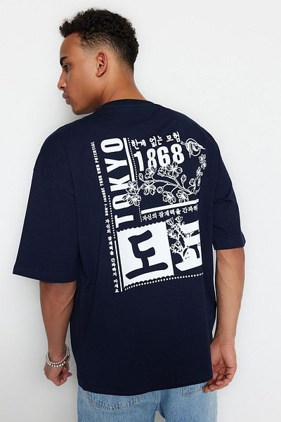 Trendyol Collection Námořnická modrá oversize bavlněné tričko se vzorem z Dálného východu - TMNSS24BF00052