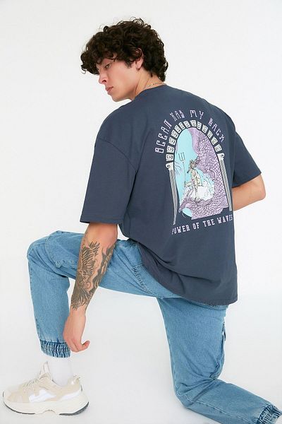 Trendyol Collection Καλλιτεχνικό εμπριμέ μπλουζάκι Navy Oversize μεγάλου μεγέθους - TMNSS24BF00005