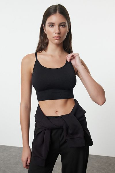 Trendyol Collection Nahtloser schwarzer Yoga-Sport-BH mit Seilriemen – THMAW25SS00003