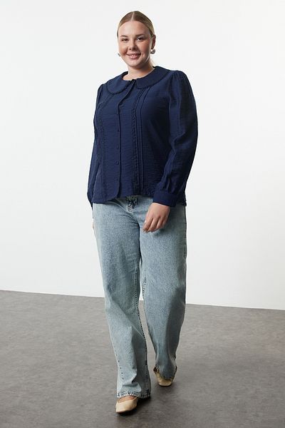 Trendyol Curve Marineblaues Spitzenhemd mit Ballonärmeln und Babykragen - TBBSS24AX00039