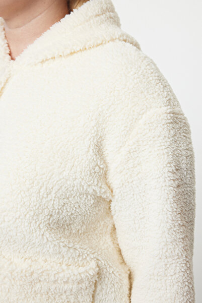 Trendyol Curve Μπεζ βελούδινο απαλό λεπτό παλτό - κανονική εφαρμογή, χωρίς επένδυση, εποχιακό Tbbaw25aw00017