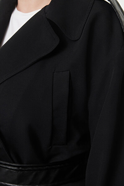 Trendyol Curve Чорний технічний тренчкот Regular Fit зі шкіряним ременем TBBAW25BM00003