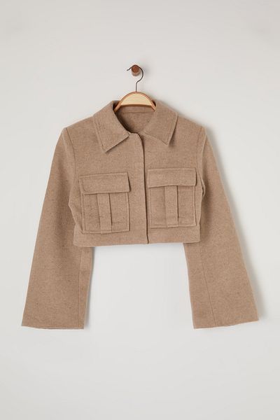 Trendyol Collection Cremefarbene, kurz geschnittene, gewebte Jacke TWOAW24CE00123