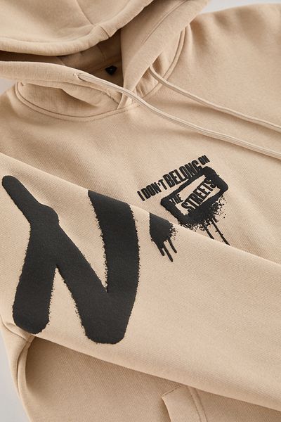 Trendyol Collection Μπεζ φούτερ Fleece με κουκούλα - Εκτύπωση κειμένου στην πλάτη, κανονική εφαρμογή TMNAW25SW00193