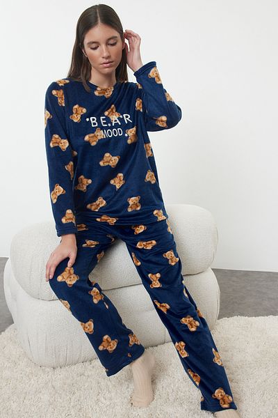 Trendyol Collection Marineblaues Winter-Strick-Pyjama-Set aus Fleece mit Teddybär- und Slogan-Stickerei THMAW25PT00125