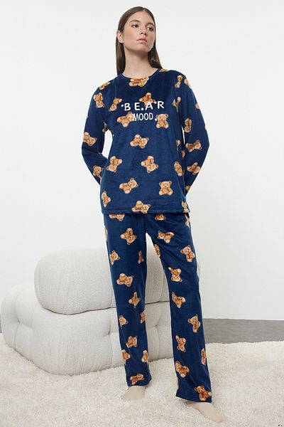 Trendyol Collection Marineblaues Winter-Strick-Pyjama-Set aus Fleece mit Teddybär- und Slogan-Stickerei THMAW25PT00125