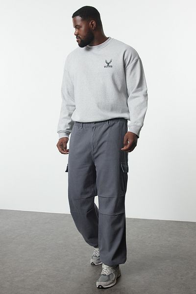 Trendyol Collection Marineblaue Hose mit lockerer Passform aus 100 % Baumwolle in limitierter Auflage in Übergröße TMNAW25AR00002