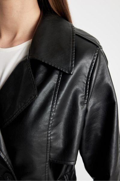 DeFacto Wasserabweisender Trenchcoat aus Kunstleder – zweireihiges Revers, Knopfgürtel, Tasche A7960ax24au