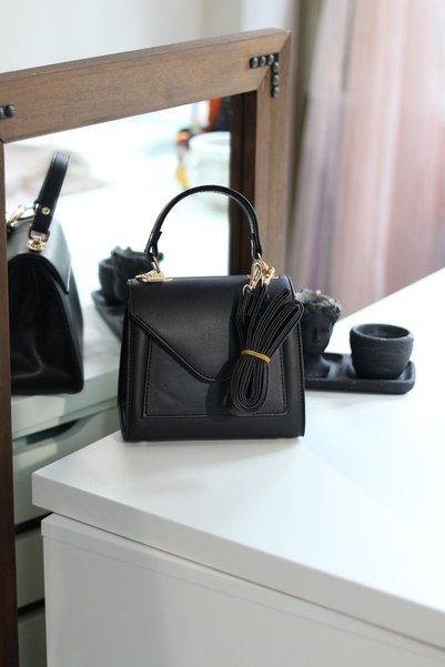 Moom Bag حقيبة كتف بحزام أسود للنساء