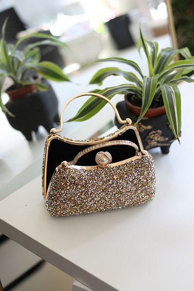 Moom Bag حقيبة سهرة نسائية باللون الذهبي - مرصعة بأحجار اللؤلؤ وتفاصيل المقبض