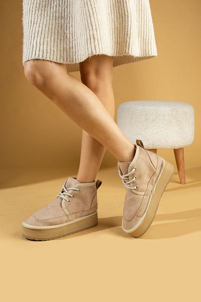 Pembe Potin Γυναικείες μπότες μπεζ Nubuck με γούνινο εσωτερικό, επίπεδη χοντρή άνετη σόλα Γυναικείες μπότες με κορδόνια