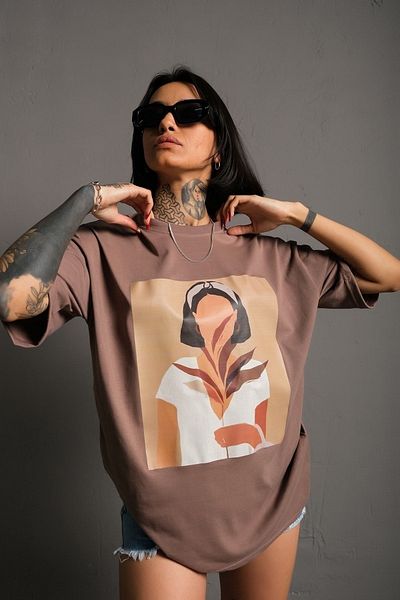 Trendseninle Tricou oversize cu imprimeu cu figuri imaginare maro pentru femei
