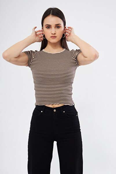 Oyga Γυναικεία καφέ καμιζόλα ριγέ μπλούζα με λαιμόκοψη