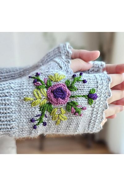 El örgüsü Mănuși fără degete pentru femei cu broderie florală - tricotate manual și croșetate