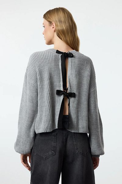 Trendyol Collection Doppelseitiger grauer Crop-Strickpullover – tragbar mit Band- und Schleifendetail TWOAW25KZ00074
