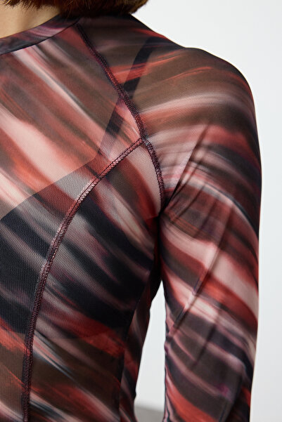 Trendyol Collection Hnědá Slim Fit Crop halenka – abstraktní vzor, ​​detail prošívání, střih na tělo Twoaw25bz00219