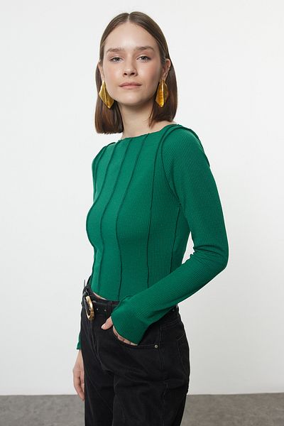 Trendyol Collection Smaragdgrüne gerippte Bluse mit Carmen-Kragen – Ziernähte, figurbetonte Passform Twoaw24bz00127