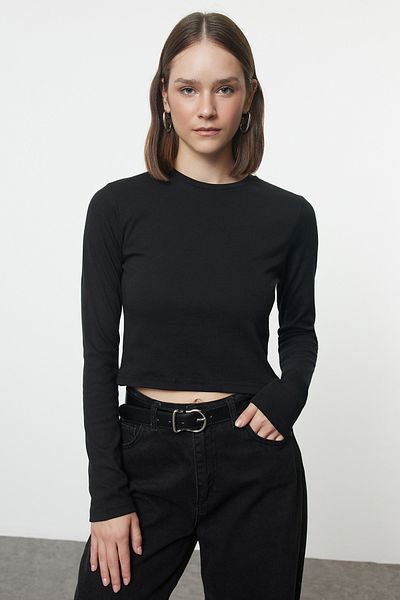 Trendyol Collection Elastyczna dopasowana czarna bluzka dzianinowa - długi rękaw, krótka - TWOAW25BZ00170