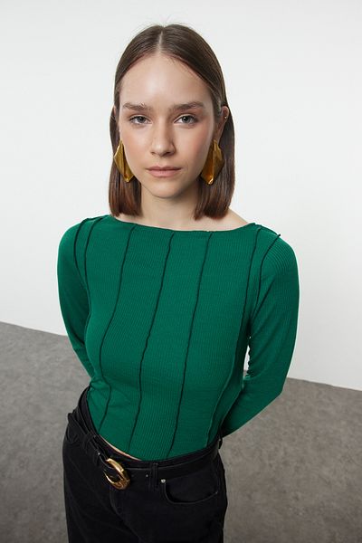 Trendyol Collection Smaragdgrüne gerippte Bluse mit Carmen-Kragen – Ziernähte, figurbetonte Passform Twoaw24bz00127