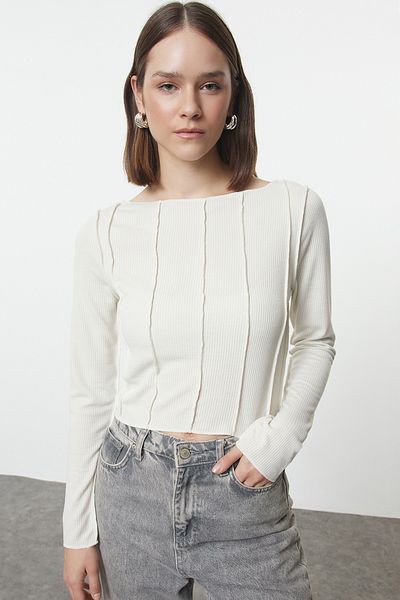 Trendyol Collection Ecrufarbene Bluse mit Carmen-Kragen und Kordel-Strick – Ziernähte, figurbetonte Passform Twoaw24bz00127