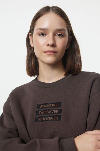 Trendyol Collection Άνετη εφαρμογή - Κεντητό φούτερ σε καφέ Fleece TWOAW22SW1464