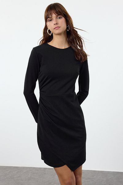 Trendyol Collection Černé mini bodycon šaty se strečovou tkaninou – detail závěsu, vypasované TWOAW25EL00230