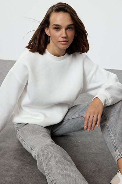 Trendyol Collection Ecrufarbenes, dickes Oversize-Sweatshirt aus Fleece mit Rundhalsausschnitt - Twoaw24sw00102