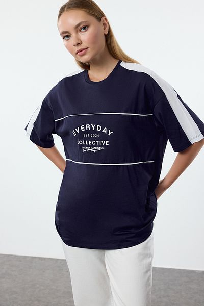 Trendyol Collection Barva Blocked Navy Blue Oversize tričko – 100% bavlna, Slogan, Wide Fit TWOSS24TS00132