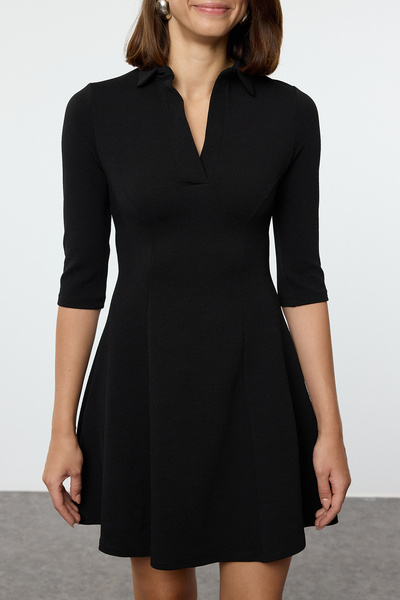 Trendyol Collection Mini pletené šaty s polo výstřihem – černé, styl skater, otvor v pase Twoaw25el00499